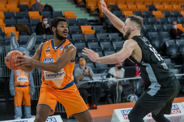 而中场球员 而中场球员